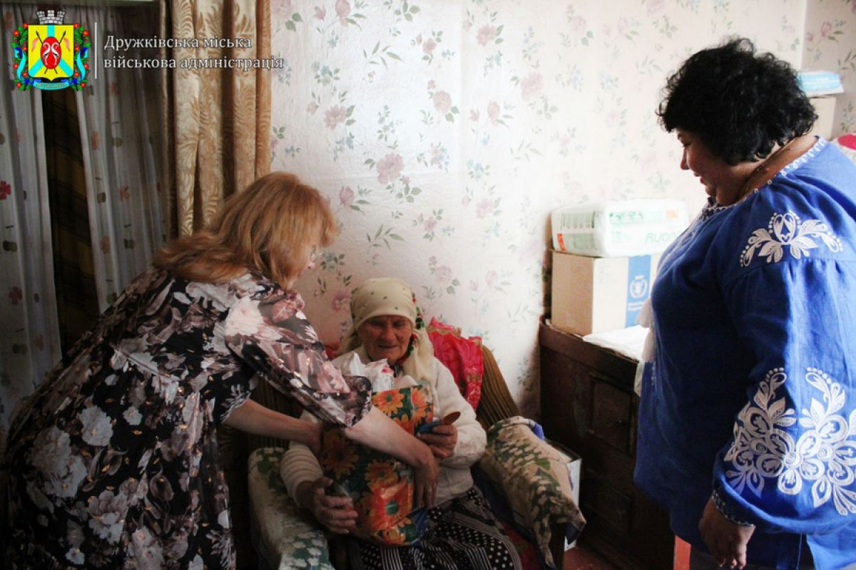 Напередодні Міжнародного дня людей похилого віку та Дня ветеранів директорка Територіального центру соціального обслуговування громадян Наталя Карачор привітала отримувачів соціальних послуг, тих, хто своєю багаторічною працею заслуговує на глибоку пошану