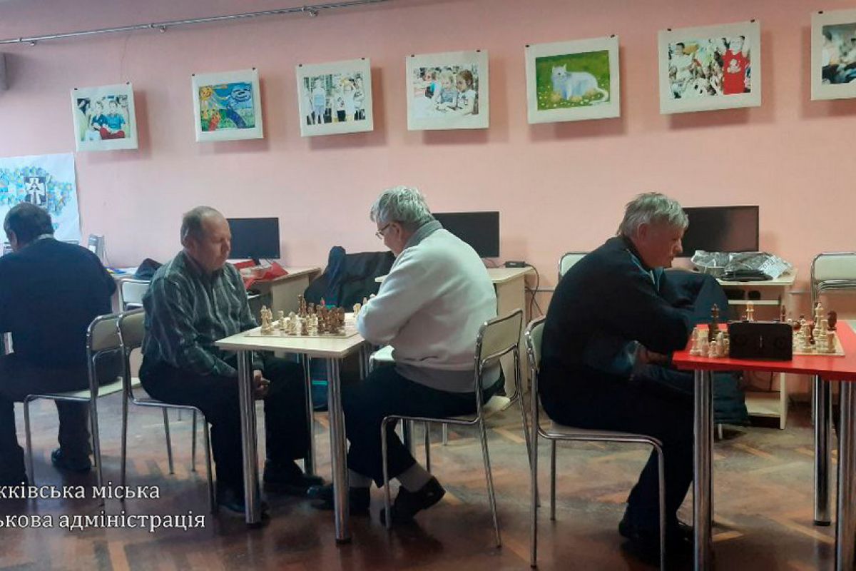 Проходять щотижневі ігри з шахів та зустрічі з настільного тенісу